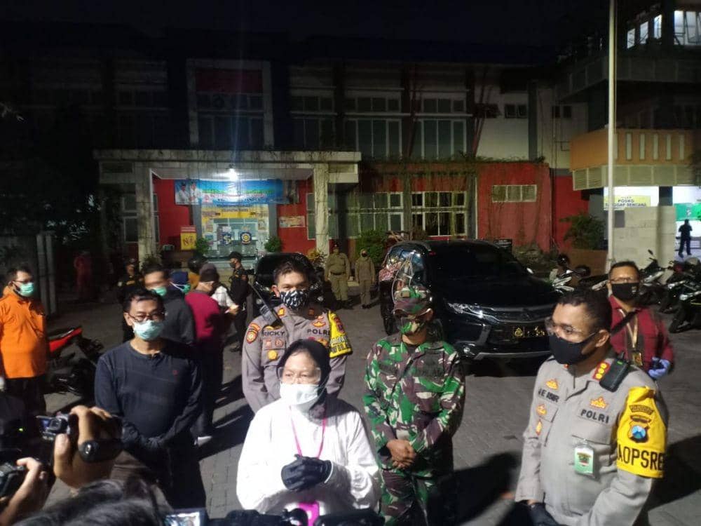 Wali Kota Surabaya Tri Rismaharini saat patroli protokol kesehatan di Kecamatan Tandes, Selasa (7/7/2020) petang. Dok Humas Pemkot Surabaya