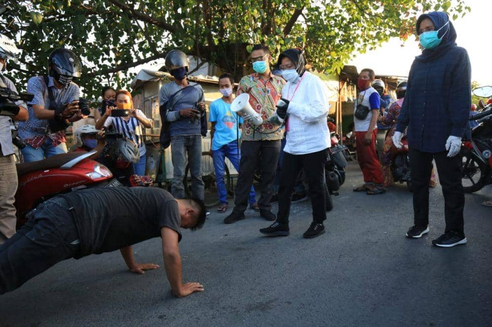Wali Kota Surabaya Tri Rismaharini saat patroli protokol kesehatan di Kecamatan Tandes, Selasa (7/7/2020) petang. Dok Humas Pemkot Surabaya