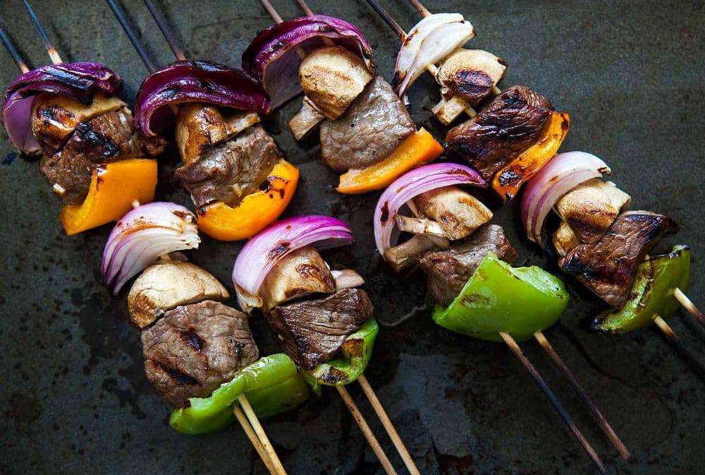 Ilustrasi beef kabobs (simplyrecipes.com)