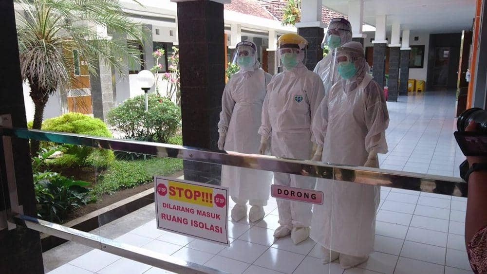 Perawat di ruang isolasi RSUD Dr Iskak Tulungagung kenakan APD lengkap, IDN Times/ Bramanta Pamungkas