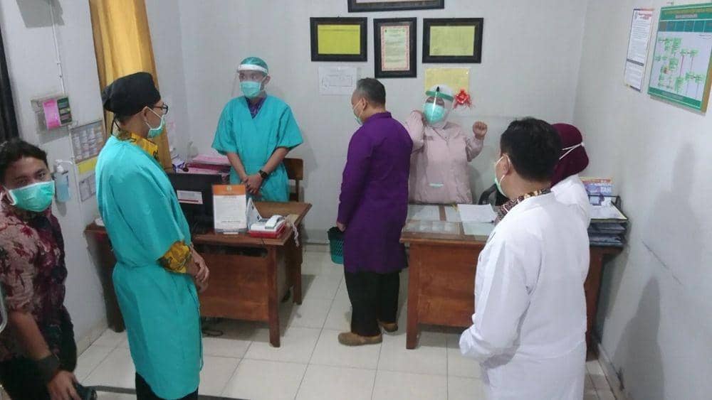 Perawat di poli RSUD Dr Iskak Tulungagung dilengkapi APD, IDN Times/ Bramanta Pamungkas