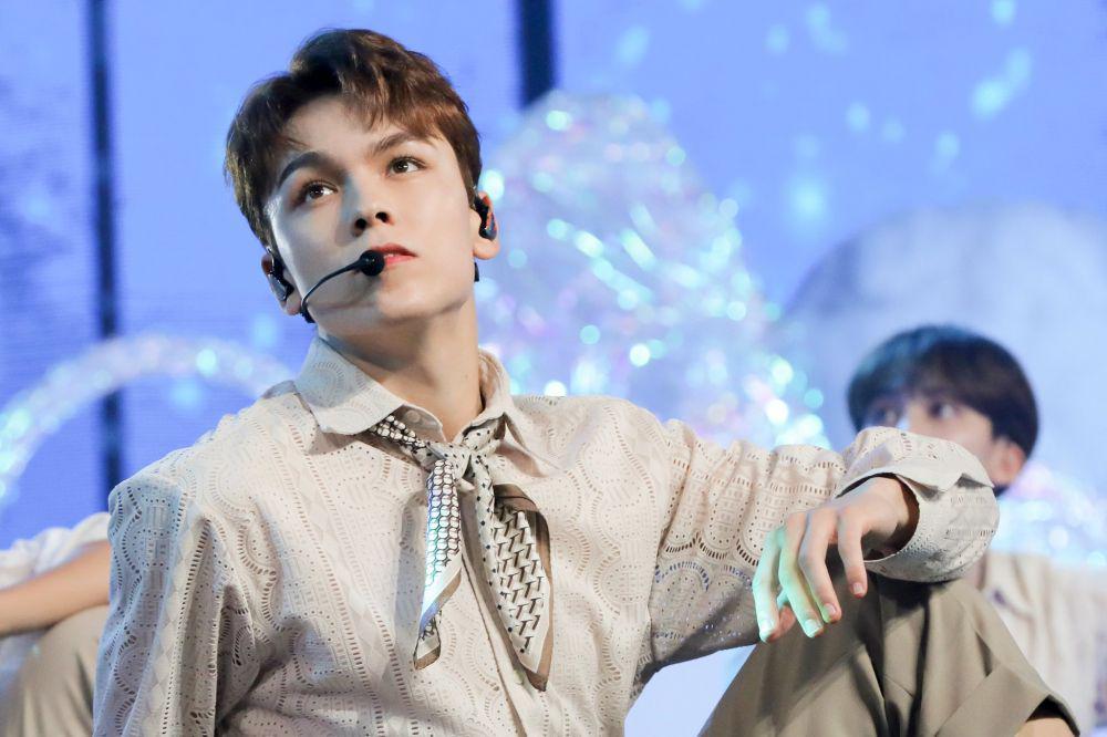 13 Potret Member SEVENTEEN Saat Comeback Show 'Heng:garae'