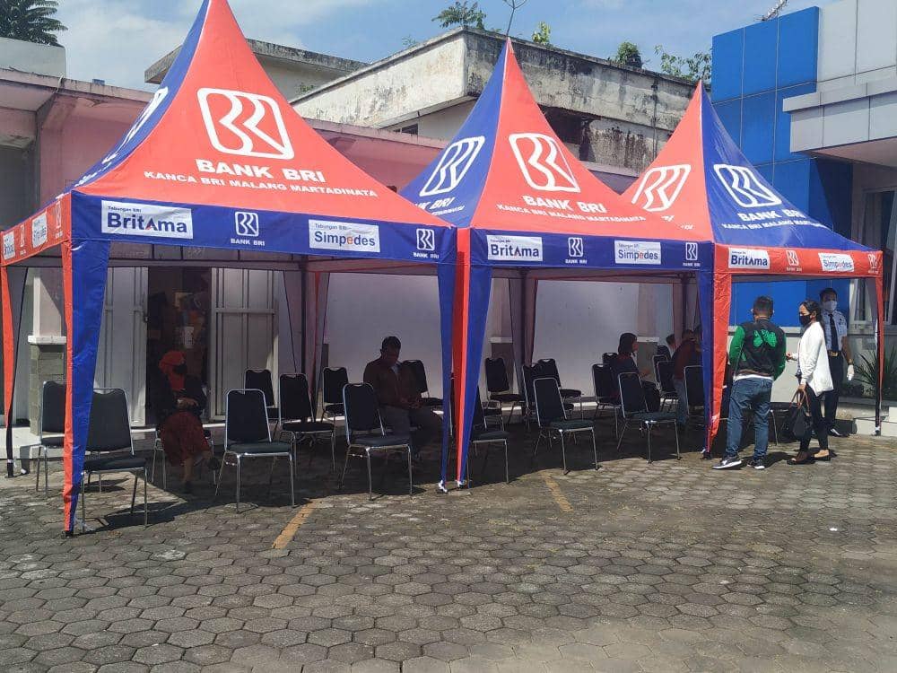 Sebagian nasabah yang tidak kebagian tempat di dalam diminta menunggu di luar dan disiapkan tenda. IDN Times/ Alfi Ramadana