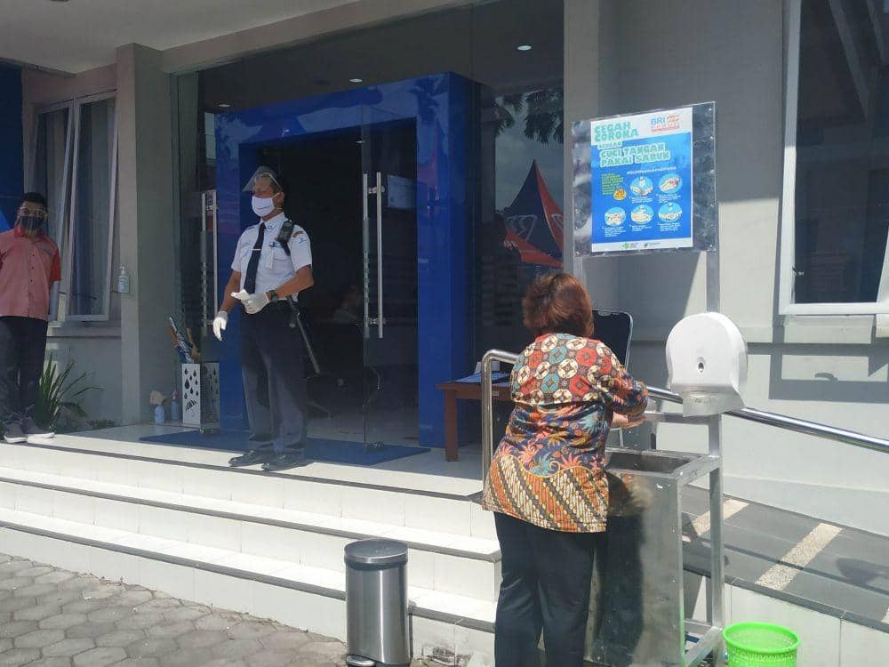 Para nasabah diminta mencuci tangan dan dicek suhu tubuhnya sebelum masuk ke dalam gedung pelayanan. IDN Times/ Alfi Ramadana