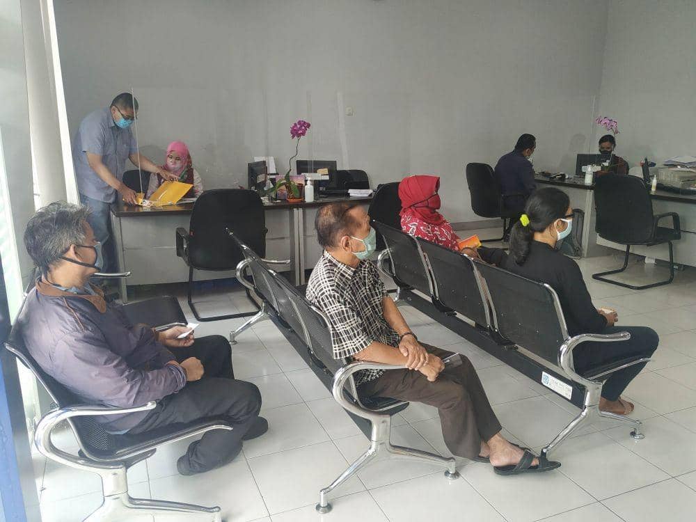 Para nasabah diatir duduk dengan physical distancing dan dilayani secara bergantian. IDN Times/ Alfi Ramadana