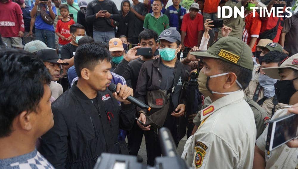 Sudirman Akbar (pegang mikrofon) Sekretaris Forum Komunikasi Masyarakat Pasar Segiri (FKMPS) RT 28 dalam orasinya pada Rabu (8/7/2020) di Jalan dr Soetomo, Samarinda (IDN Times/Yuda Almerio)
