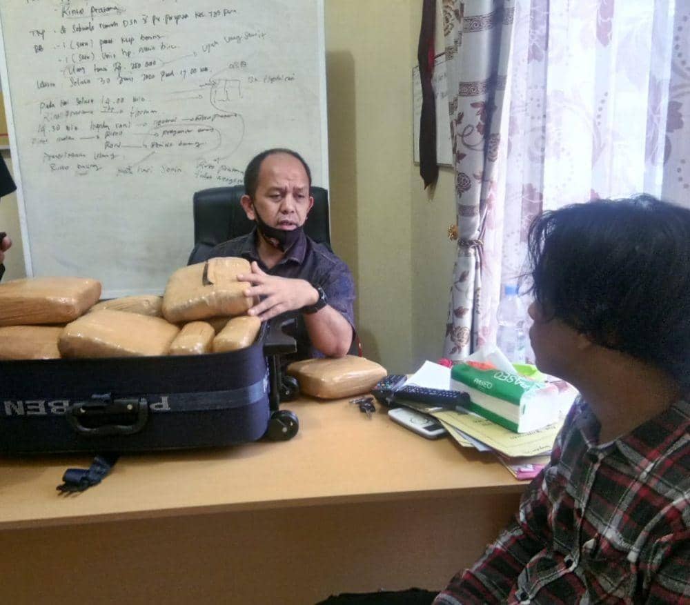 Tersangka saat diintrograsi di ruang Kasat Narkoba Polres Langkat (IDN Times/ istimewa)