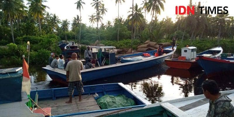 Keluarga korban berjumlah sembilan orang menggunakan kapal motor berangkat mencari korban (IDN Times/Ervan Masbanjar)