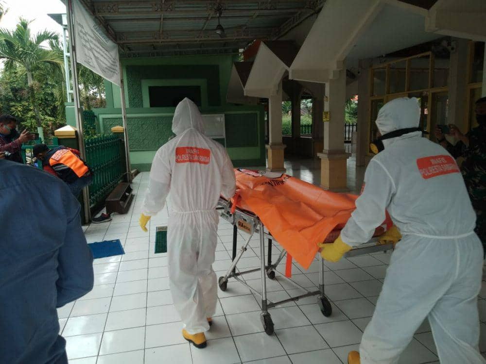Petugas medis ber-APD lengkap saat evakuasi Subhan dari masjid di Jalan Angsoka, Samarinda Kota (Dok.IDN Times/Istimewa)