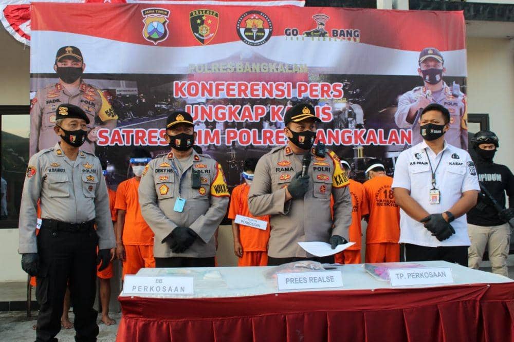 Polres Bangkalan saat merilis para pelaku pemerkosaan. Dok. Humas Polda Jatim