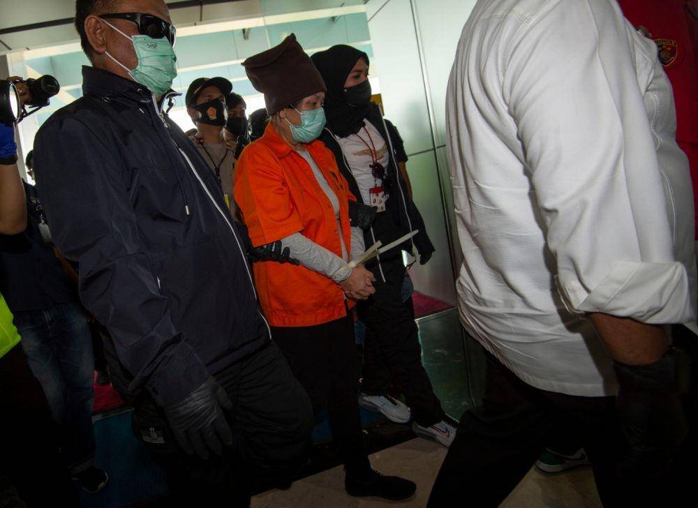 Buronan pelaku pembobolan Bank BNI Maria Pauline Lumowa (tengah) berjalan dengan kawalan polisi usai tiba di Bandara Internasional Soekarno-Hatta, Tangerang, Banten, Kamis (9/7/2020) (ANTARA FOTO/Aditya Pradana Putra)