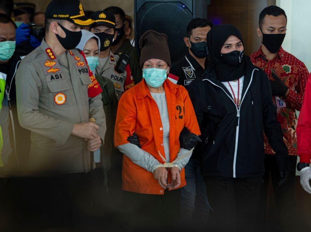 Buronan pelaku pembobolan Bank BNI Maria Pauline Lumowa (tengah) berjalan dengan kawalan polisi usai tiba di Bandara Internasional Soekarno-Hatta, Tangerang, Banten, Kamis (9/7/2020) (ANTARA FOTO/Aditya Pradana Putra)