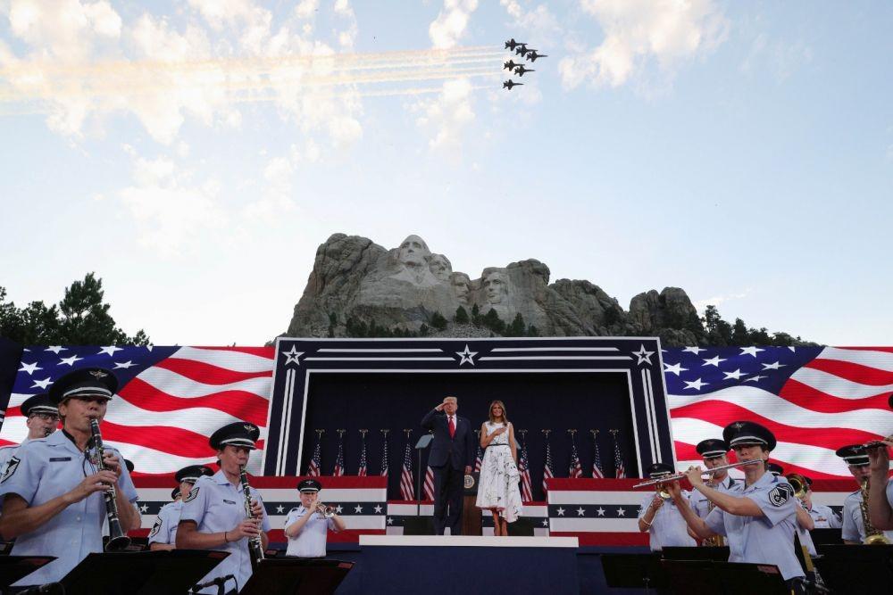 Perayaan Hari Kemerdekaan Amerika Serikat di Mount Rushmore, Keystone, Dakota Selatan, Amerika Serikat, pada 3 Juli 2020. ANTARA FOTO/REUTERS/Tom Brenner