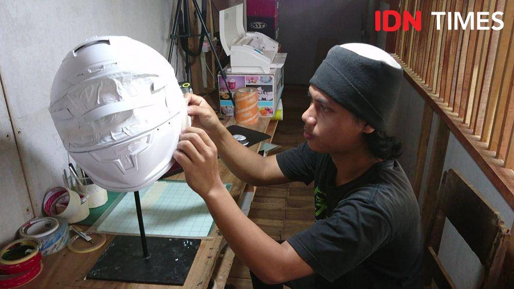 Luthfi Hakim saat menyelesaikan pesanan costum helm milik konsumen, IDN Times/ Bramanta Pamungkas