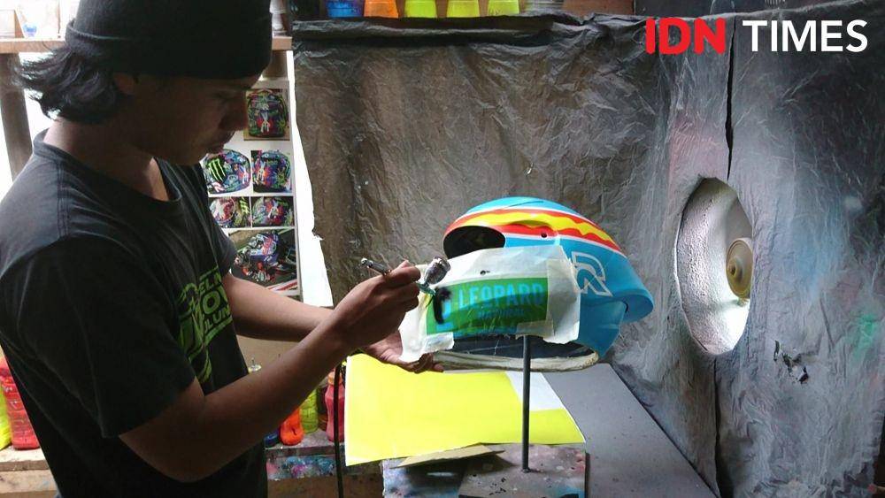 Luthfi Hakim saat menyelesaikan pesanan costum helm milik konsumen, IDN Times/ Bramanta Pamungkas