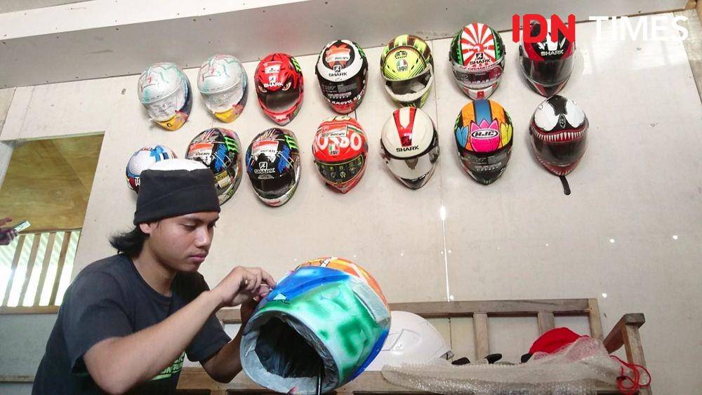 Luthfi Hakim saat menyelesaikan pesanan costum helm milik konsumen, IDN Times/ Bramanta Pamungkas