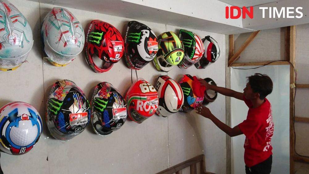 Pesanan costum helm ala pembalap Moto GP karya Luthfi Hakim, IDN Times/Bramanta Pamungkas