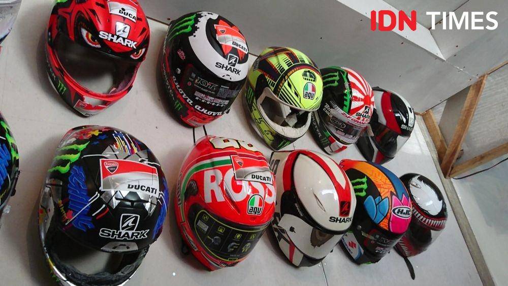 Pesanan costum helm ala pembalap Moto GP karya Luthfi Hakim, IDN Times/Bramanta Pamungkas