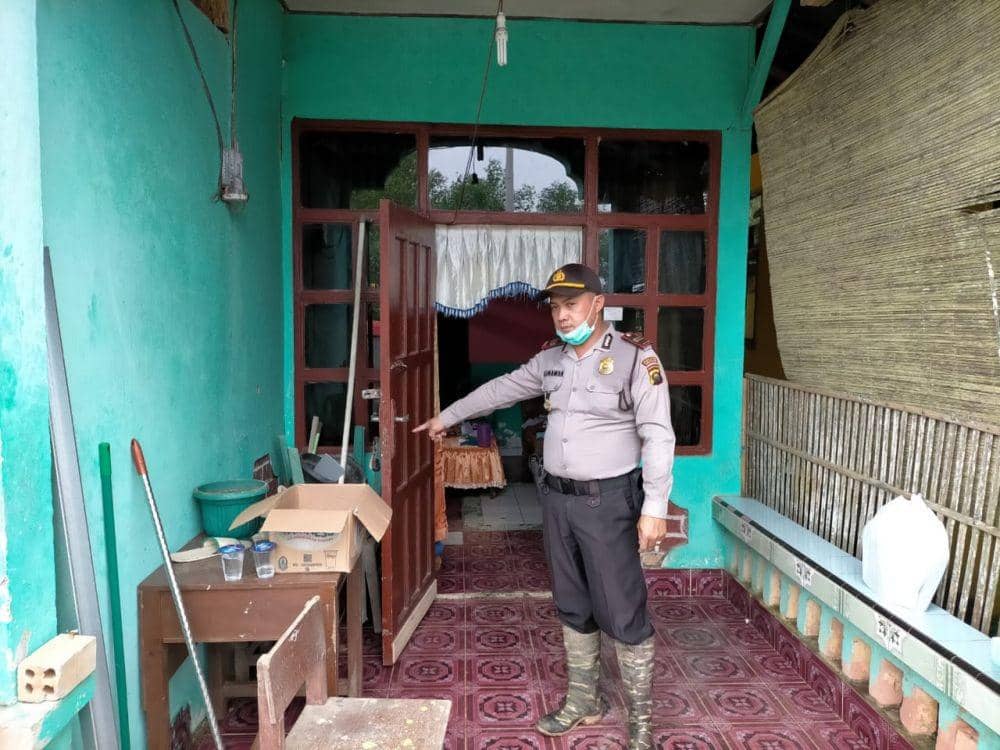 Polisi lakukan olah TKP di rumah korban (IDN Times/Polres Banyuasin)