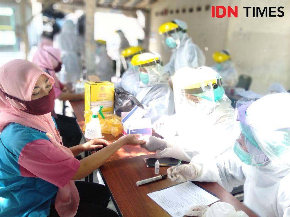 Pedagang di Pasar Gatak, Kabupaten Bantul mengikuti rapid test. IDN Times/Daruwaskita