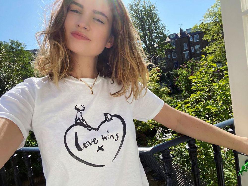 Punya Senyum Manis, 9 Potret Menawan Lily James yang Bikin Jatuh Hati