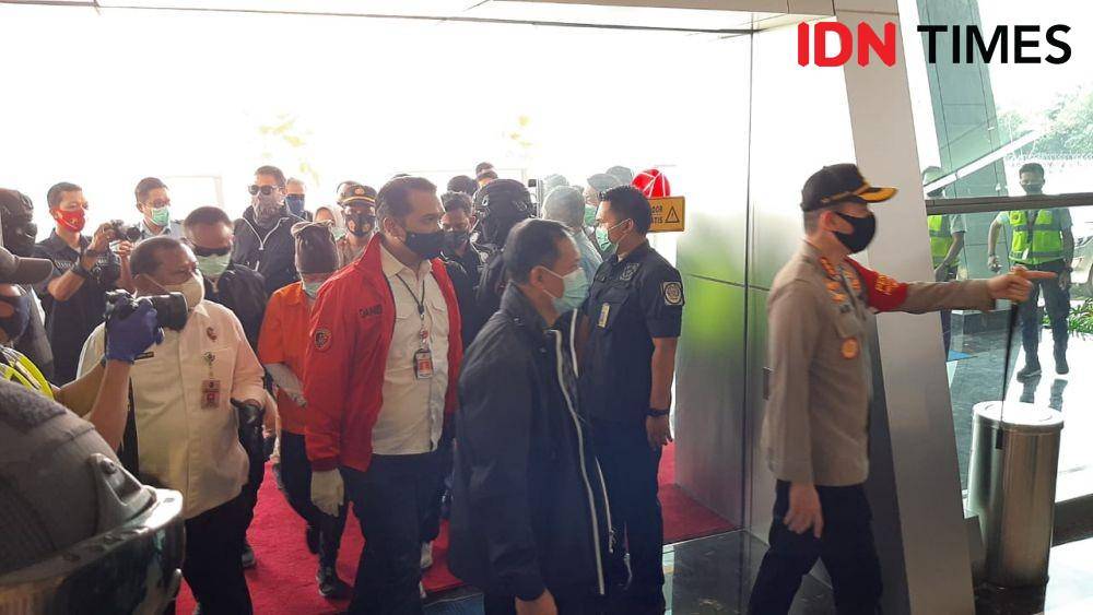 Kedatangan tersangka Maria Pauline di ruang VIP Terminal 3 Bandara Inernasionap Soekarno-Hatta, Tangerang, Banten (IDN Times/Candra Irawan)