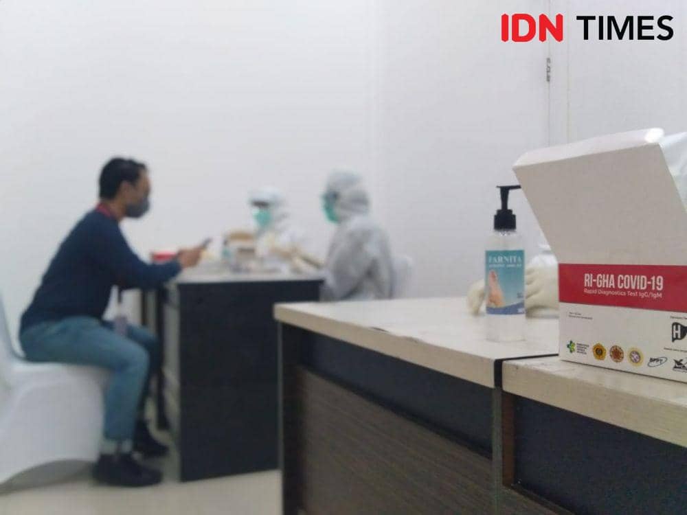 Petugas medis melakukan rapid test menggunakan rapid test buatan anak negeri RI-GHA COVID-19 di Gedung Kemenko PMK, Kamis (9/7/2020) (IDN Times/Dini Suciatiningrum)