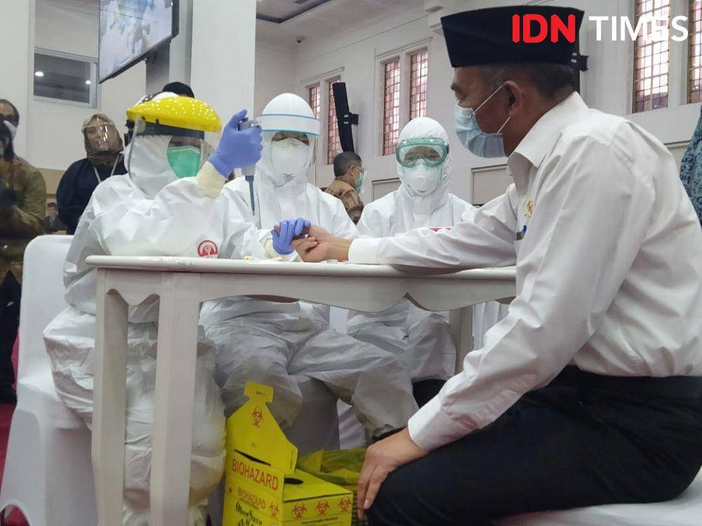 Menteri Koordinator Bidang Pembangunan Manusia dan Kebudayaan (Menko PMK) Muhadjir Effendy melakukan rapid tes buatan anak negeri RI-GHA COVID-19 di Gedung Kemenko PMK, Kamis (9/7/2020) (IDN Times/Dini Suciatiningrum)