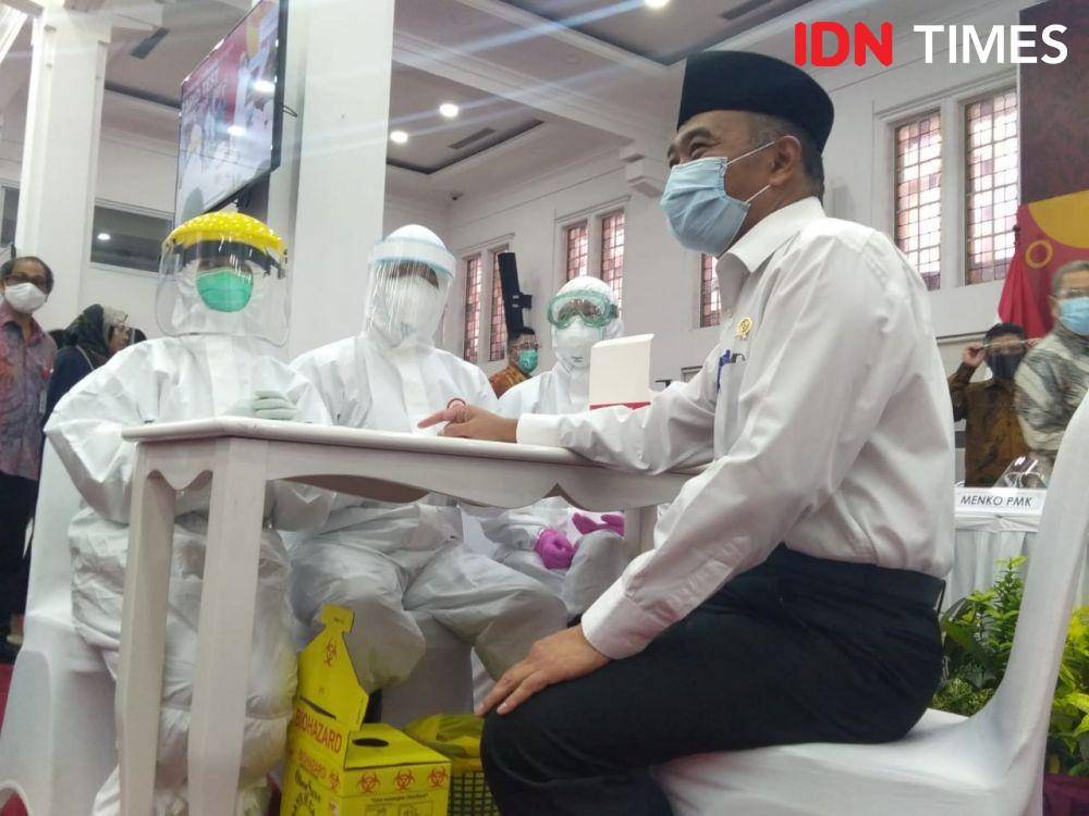 Menteri Koordinator Bidang Pembangunan Manusia dan Kebudayaan (Menko PMK) Muhadjir Effendy melakukan rapid tes buatan anak negeri RI-GHA COVID-19 di Gedung Kemenko PMK, Kamis (9/7/2020) (IDN Times/Dini Suciatiningrum)
