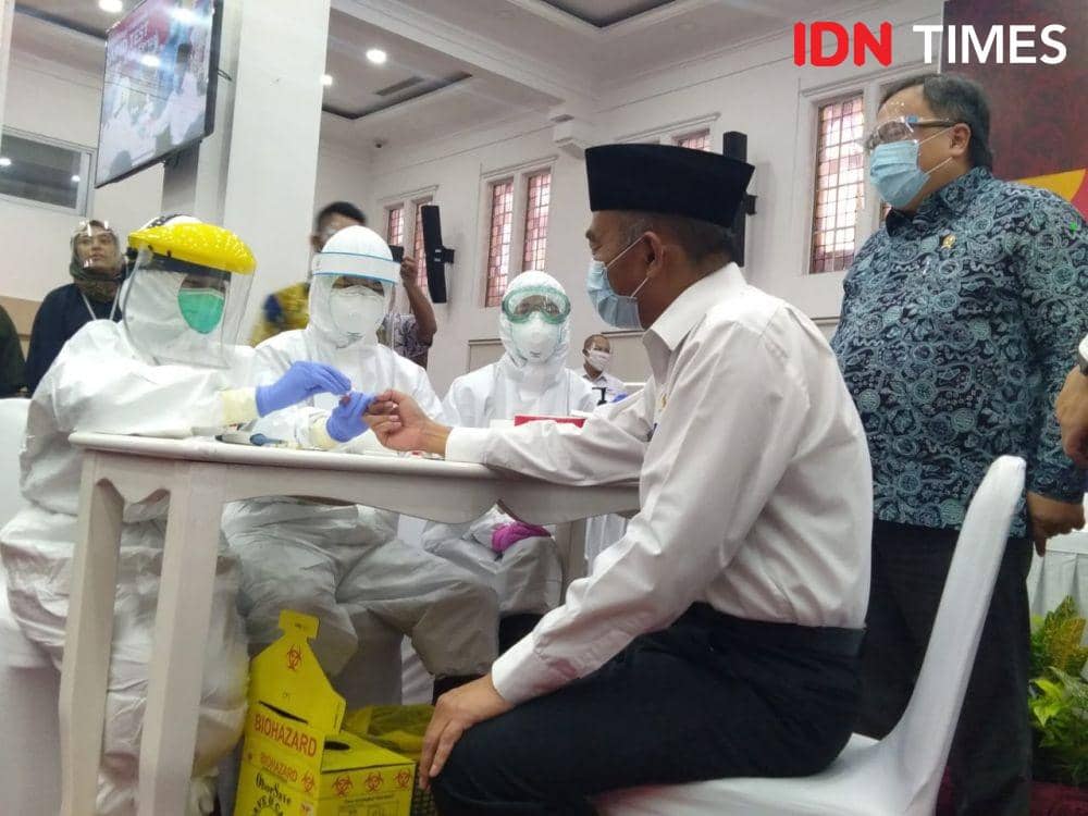 Menteri Koordinator Bidang Pembangunan Manusia dan Kebudayaan (Menko PMK) Muhadjir Effendy melakukan rapid tes buatan anak negeri RI-GHA COVID-19 di Gedung Kemenko PMK, Kamis (9/7/2020) (IDN Times/Dini Suciatiningrum)