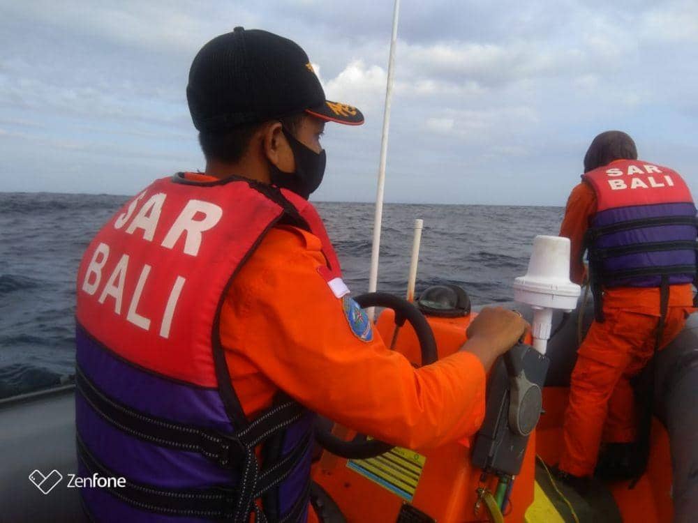 Tim SAR Basarnas Bali melakukan pencarian korban jukung terbalik (Dok. IDN Times/Humas Basarnas Bali)