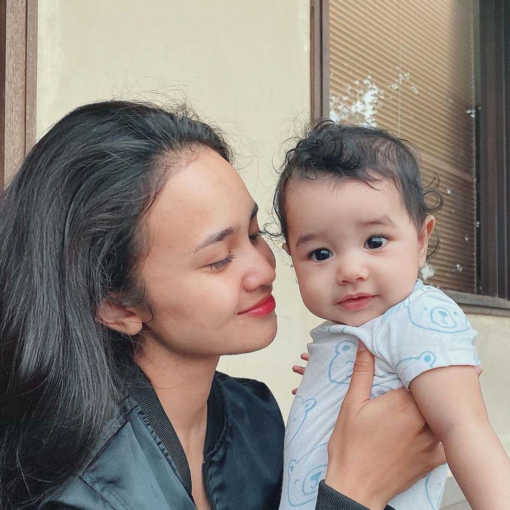 Betah Melajang, 12 Artis Idaman Ini Ternyata Penyayang Anak Kecil