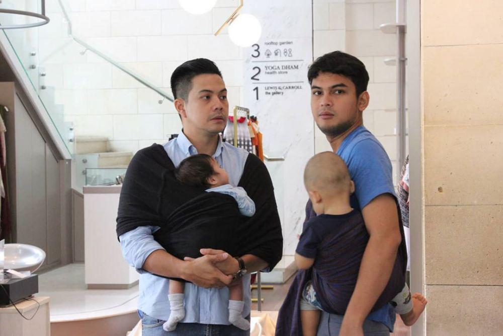 Duo Hot Daddy, 10 Potret Adu Gaya Ridwan Ghany & Arie saat Momong Anak