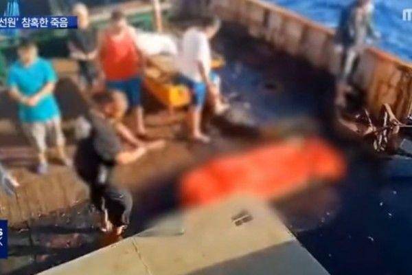(Ilustrasi jenazah ABK Indonesia dilarung dari kapal Long Xing 629) YouTube/MBC News Korsel