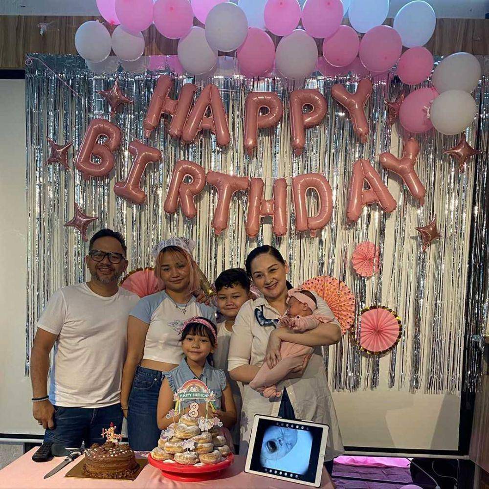 Jadi Ibu Empat Anak, 10 Potret Mona Ratuliu Momong Putri Bungsunya