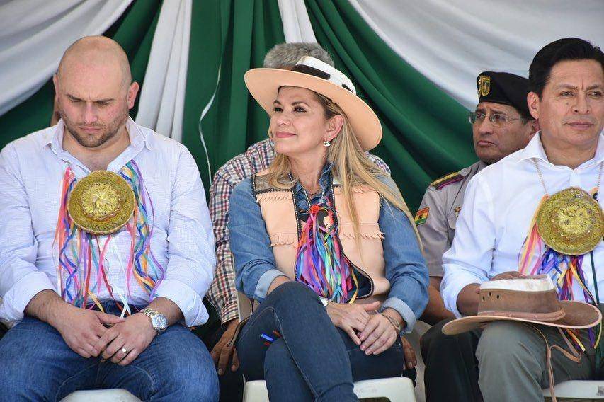 Presiden interim Bolivia Jeanine Añez (tengah) dalam foto yang diunggah pada 15 Februari 2020. instagram.com/jeanineanez