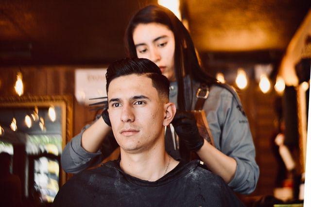 ilustrasi cowok merawat rambut (unsplash.com/Antonio Reynoso)