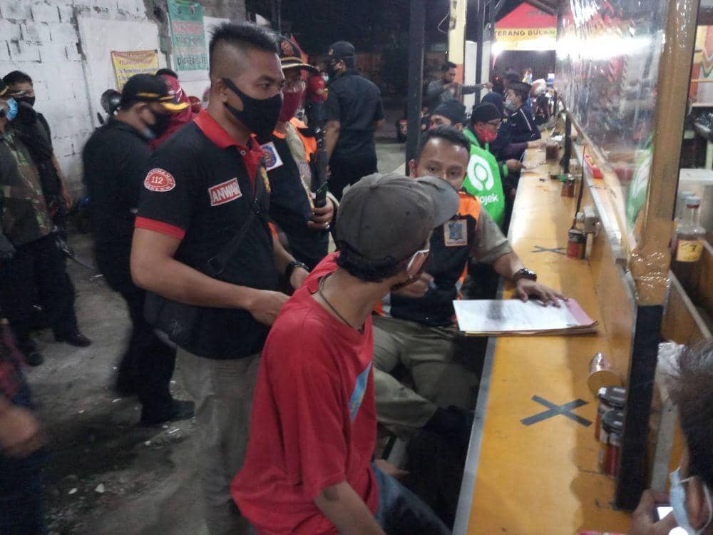 Proses razia patroli kesehatan oleh tim gabungan di Kota Surabaya, Kamis (9/7/2020) malam. Dok Gugus Tugas COVID-19 Kota Surabaya.