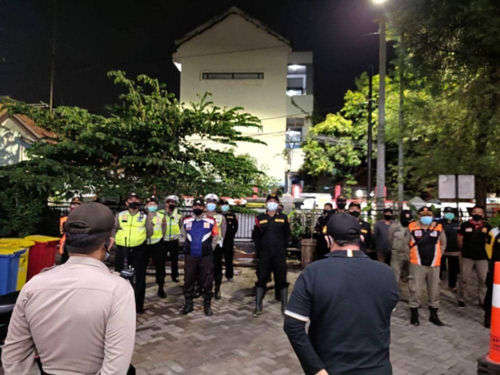 Proses razia patroli kesehatan oleh tim gabungan di Kota Surabaya, Kamis (9/7/2020) malam. Dok Gugus Tugas COVID-19 Kota Surabaya.