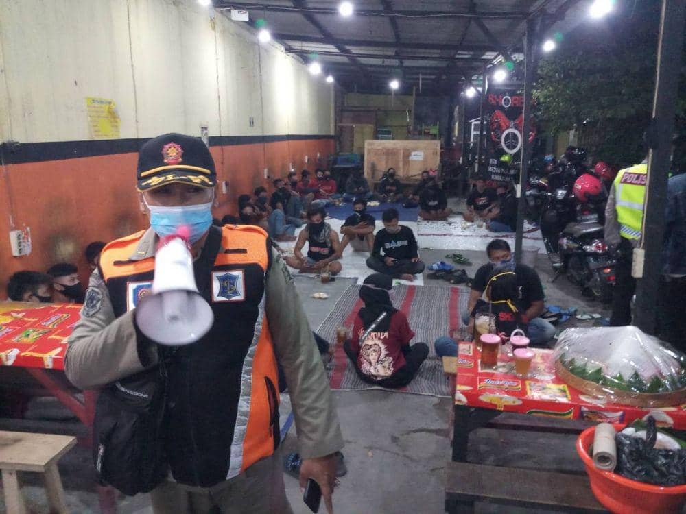Proses razia patroli kesehatan oleh tim gabungan di Kota Surabaya, Kamis (9/7/2020) malam. Dok Gugus Tugas COVID-19 Kota Surabaya.