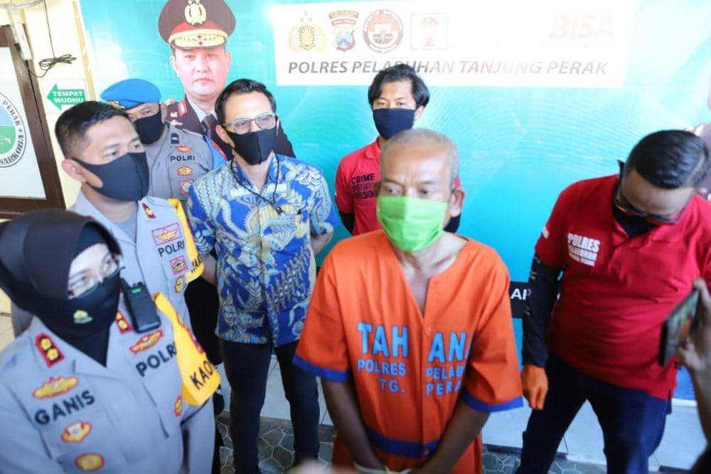 Kapolres Pelabuhan Tanjung Perak AKBP Ganis Setyaningrum (kiri) saat konferensi pers kasus pencabulan anak, Jumat (10/7/2020). Dok Humas Polres Tanjung Perak
