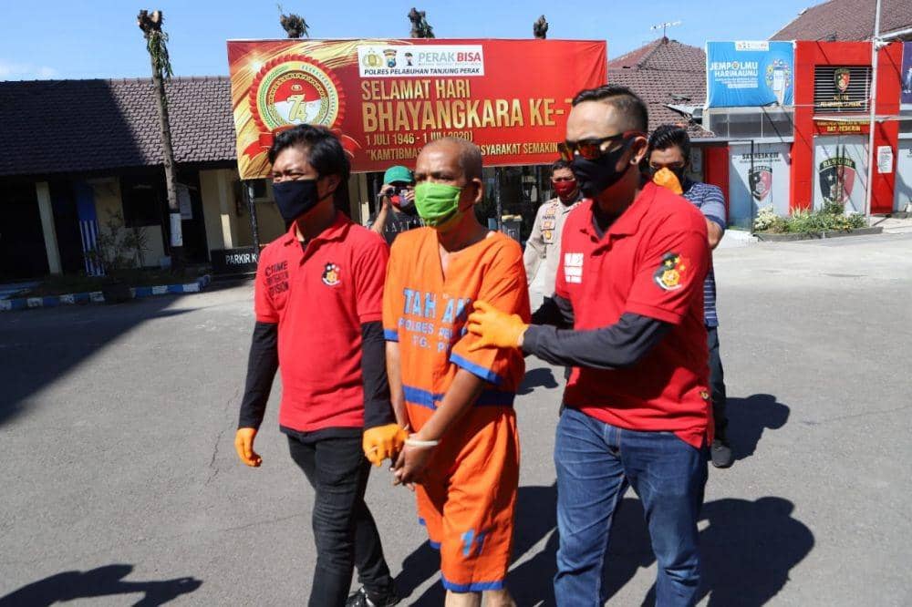 IBR (56) (tengah), tersangka kasus pencabulan anak saat digelandang di Mapolres Tanjung Perak. Dok Humas Polres Tanjung Perak