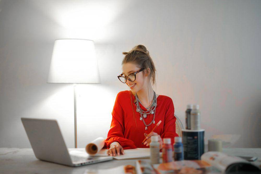 Ilustrasi perempuan bekerja dengan laptop (pexels.com/Andrea Piacquadio)