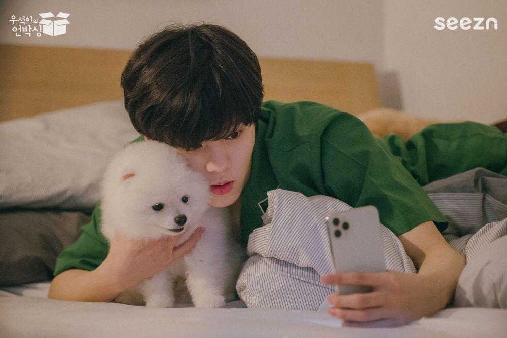 9 Potret Kim Wooseok Bareng Anjing Kesayangannya, Gemas Banget!