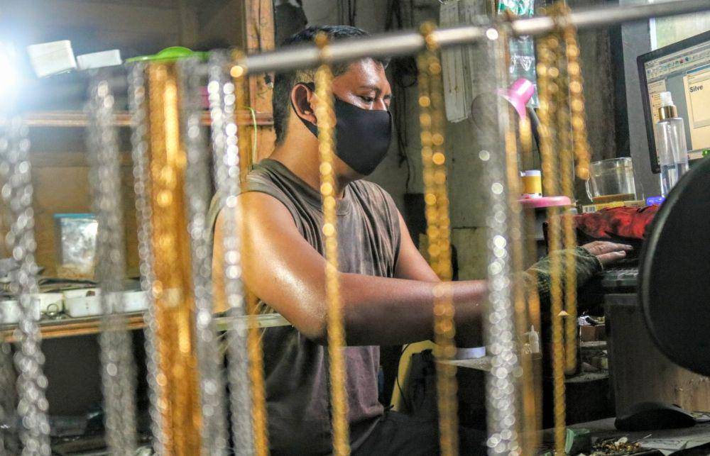 Satu kalung nama proses pembuatannya bisa mencapai dua hingga tiga hari. IDN Times/ Alfi Ramadana