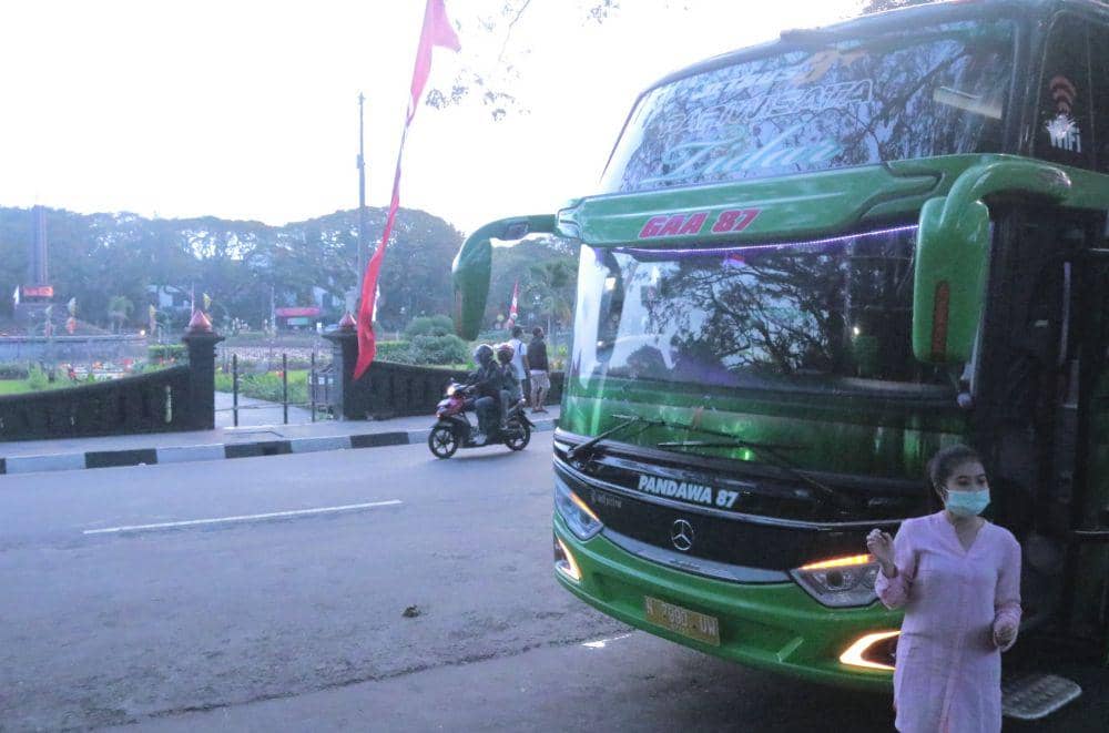 Perusahaan Otobus (PO) Pandawa 87 mengubah armada menjadi kafe berjalan layani trip keliling Kota Malang sambil ngopi. IDN Times/ Alfi Ramadana
