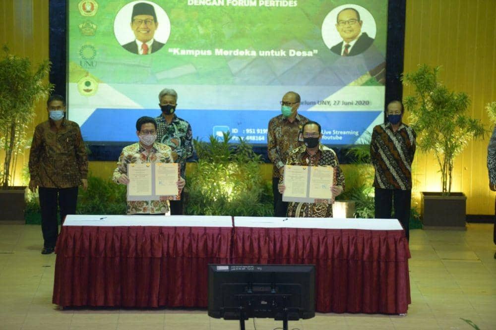 Penganugerahan gelar Doktor Honoris Causa kepada Abdul Halim Iskandar. Dok: Humas UNY
