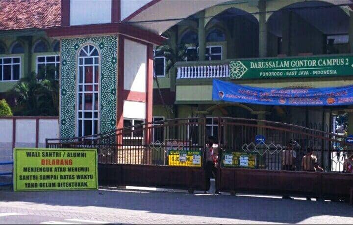 Suasana di depan pintu gerbang Pondok Modern Darussalam Gontor Kampus 2 di Ponorogo. Dok. IDN Times/Istimewa