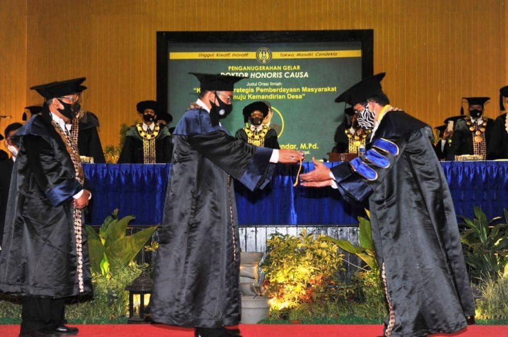 Menteri Desa PDTT Terima Gelar Doktor Honoris Causa dari UNY