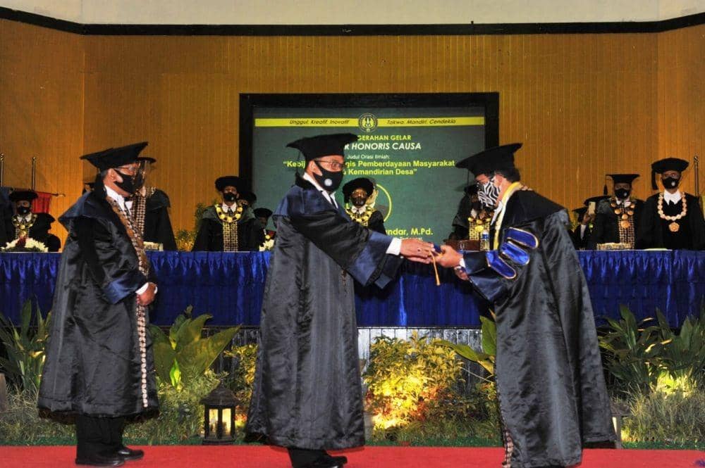 Penganugerahan gelar Doktor Honoris Causa kepada Abdul Halim Iskandar. Dok: Humas UNY